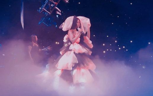 2 năm sau kinh hoàng tại Manchester, Nicki Minaj trở lại và nghĩa cử cầu nguyện làm fan ấm lòng