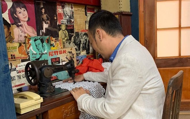 Thu Trang khoe ảnh Tiến Luật cặm cụi bên máy may, gọi đây là người đàn ông của năm