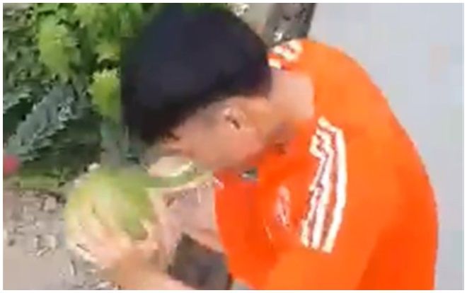 Chàng trai trẻ dùng răng nạo vỏ dừa khiến cư dân mạng 'khóc thét'