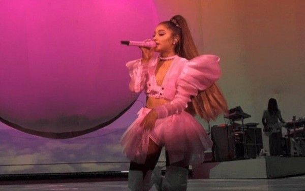 Tin được không, Ariana Grande diện đồ của NTK gốc Việt lên sân khấu!