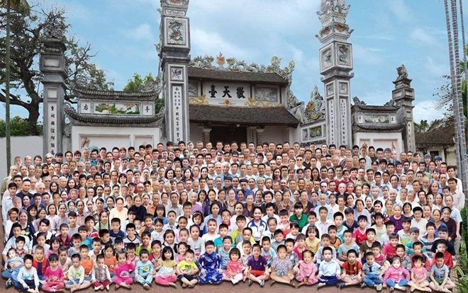 Phát hiện điều bất thường trong bức ảnh dòng họ siêu 'khủng' đang hot nhất hôm nay