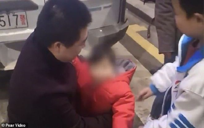 Cha nhẫn tâm bán con lấy hơn 200 triệu đồng trả nợ cờ bạc