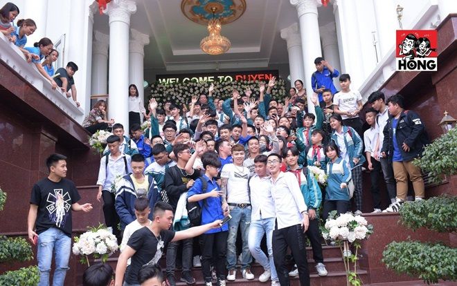 Khá Bảnh bất ngờ được học sinh vây quanh chụp ảnh như thần tượng khi xuất hiện trên phố