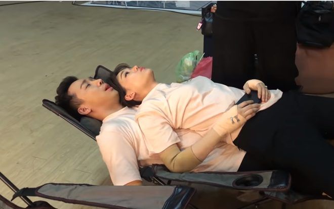 Hari Won nằm đè lên Trấn Thành nũng nịu chồng trước mặt mọi người