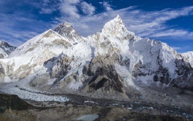 Băng tan hé lộ các xác chết ám ảnh trên đỉnh Everest