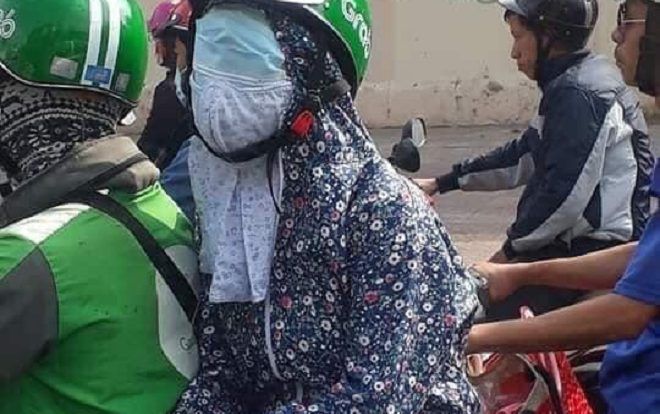 Ngồi vắt chéo một bên trên xe máy, nữ 'ninja' dùng khẩu trang bịt kín mắt khiến nhiều người vừa buồn cười vừa khó hiểu
