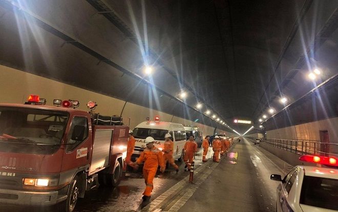 Nóng: Xe chở quan tài bốc cháy ngùn ngụt gây náo loạn hầm Hải Vân