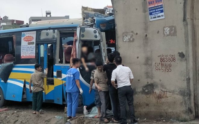 Xe khách lao qua dải phân cách đâm vào trụ cầu vượt, 4 người nhập viện cấp cứu