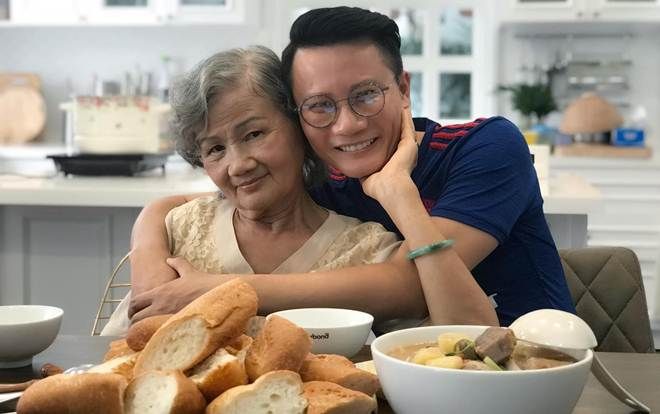 Dù đã 40 tuổi nhưng ca sĩ Hoàng Bách vẫn nũng nịu bên mẹ