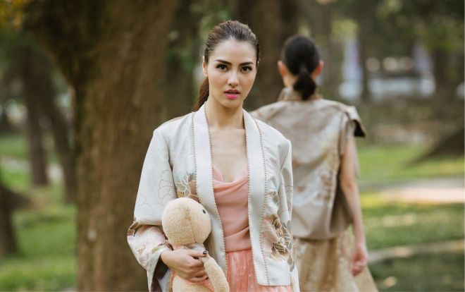 Hồng Quế gây bất ngờ khi tay ôm gấu bông, chân sải bước catwalk kiêu sa