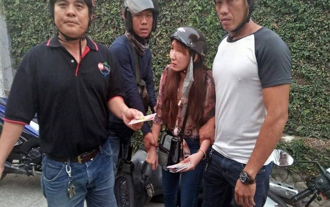 Bắt quả tang người phụ nữ lừa đổi vé số giả trúng thưởng của người già để lấy tiền ở Bình Dương