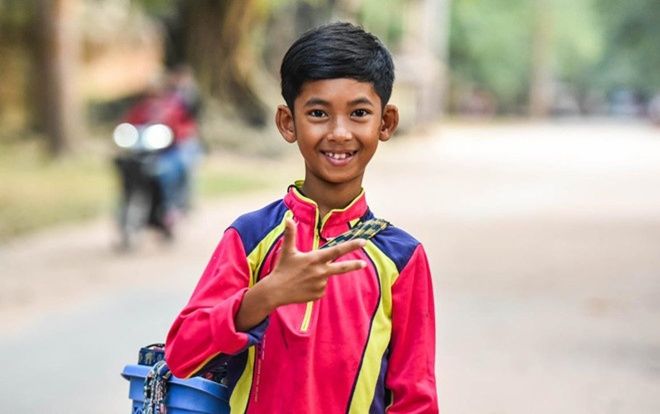 Cậu bé bán rong nói 16 thứ tiếng và chuyện đổi đời nhờ mạng xã hội