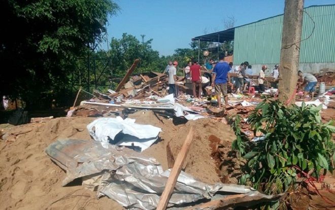 Bình Phước: Tài xế ngủ gật lao xe ben vào nhà dân làm 2 vợ chồng thiệt mạng, em bé 3 tuổi văng ra đường