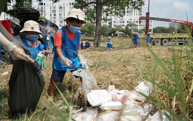 Theo hot trend, trường mầm non cho các bé tham gia thử thách dọn rác dưới trời nắng, mồ hôi nhễ nhại và thiếu bảo hộ gây tranh cãi