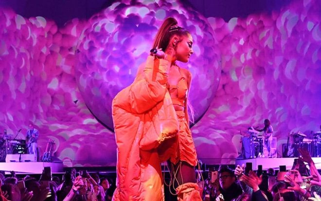 Sự cố 'dở khóc dở cười' tại Sweetener Tour: Fan tìm cách lén… ăn cắp nhẫn của Ariana Grande ngay trên sân khấu!