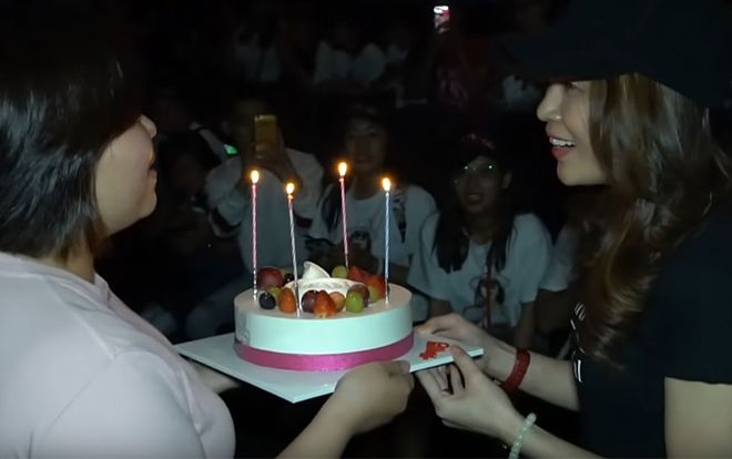 Clip: Fan Mỹ Tâm bất ngờ 'đổ bộ' rạp phim tổ chức sinh nhật cho album vol.8