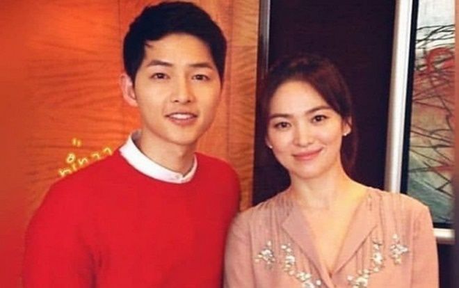 Xuất hiện bức ảnh 'đắt giá' Song Joong Ki và Song Hye Kyo đứng cạnh nhau và sự thật bất ngờ đằng sau