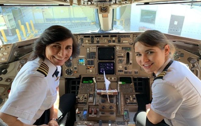 Mẹ và con gái cùng điều khiển một chuyến bay