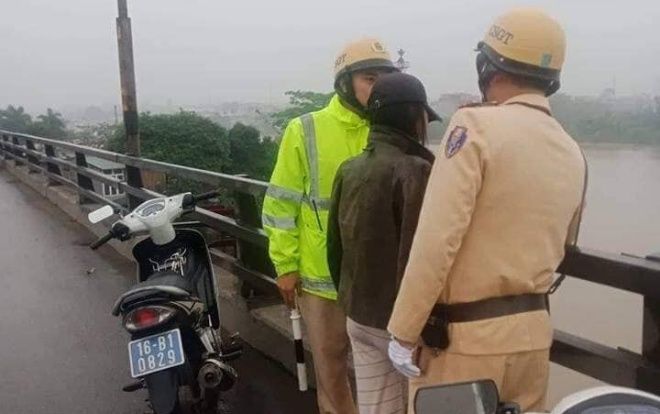 CSGT giải cứu người phụ nữ mang bầu 8 tháng định nhảy cầu tự tử