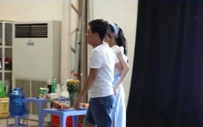 Trường Giang - Nhã Phương ôm eo nhau tình tứ, khó chịu ra mặt khi bị quay lén