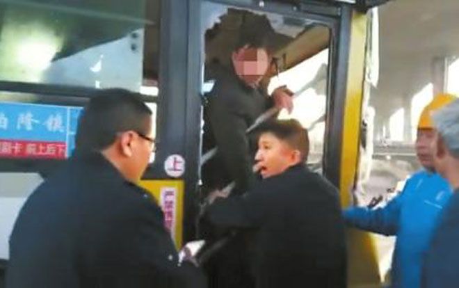 Phàn nàn khi thấy xe buýt chạy quá chậm, người đàn ông làm điều kinh khủng với tài xế