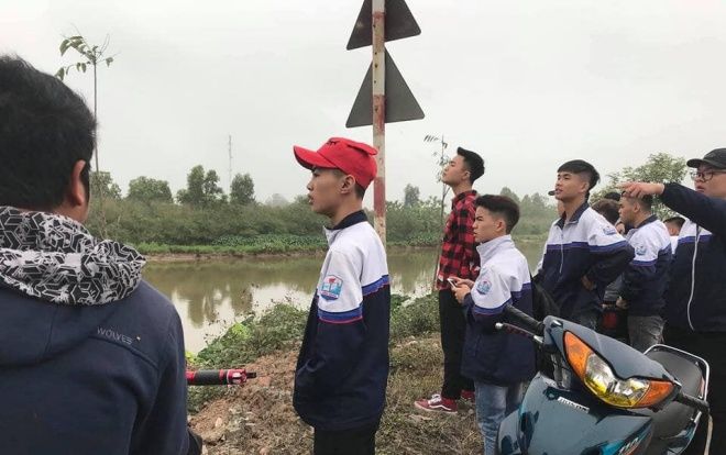 Bàng hoàng phát hiện thi thể nam giới đang phân huỷ trên sông