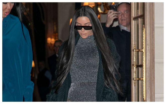 Ăn mặc kín mít chả được bao lâu, Kim siêu vòng ba lại làm hại người nhìn với bộ đồ bó xuyên thấu lấp lánh