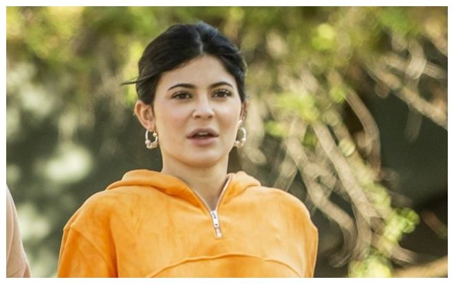 Bị bắt gặp đang đi dạo cùng bạn bè, Kylie Jenner gây sốc với mặt mộc 'xấu lạ'