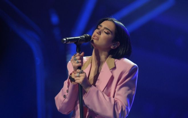 Bạn không thể bỏ qua: Dua Lipa cùng Đông Nhi và dàn sao Đông Nam Á cất cao ca khúc 'Firework'