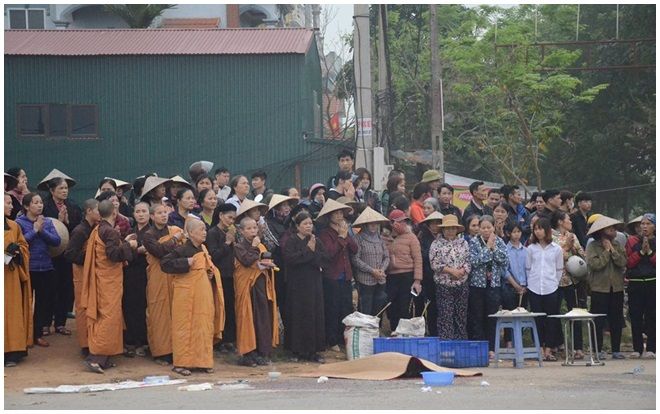 Nhà sư cầu siêu cho 7 nạn nhân sau vụ tai nạn kinh hoàng xe khách lao vào đoàn người đưa tang