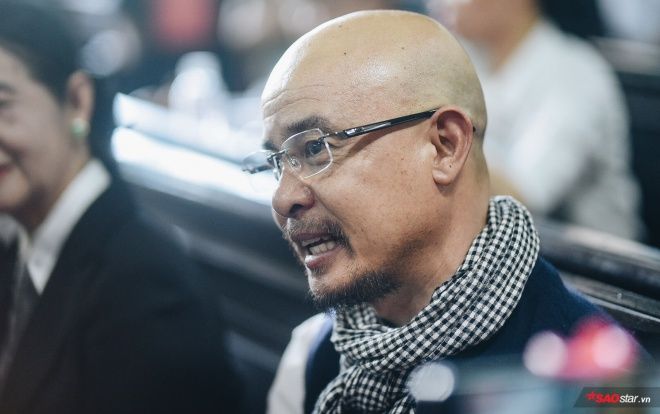 Đặng Lê Nguyên Vũ lần đầu lý giải vì sao luôn quàng chiếc khăn rằn giữa những ngày Sài Gòn nóng như đổ lửa