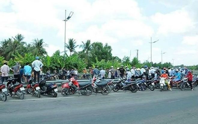 Bị truy sát, 2 thiếu niên chạy xe máy đâm vào dải phân cách trên đường thương vong ở Long An