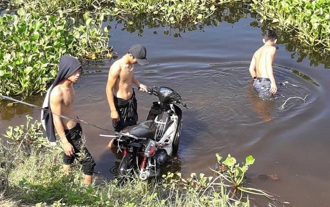 Nam thanh niên lao xe máy xuống sông tử vong sau buổi tiệc sinh nhật