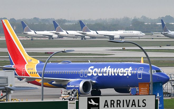 Chưa hết bàng hoàng, thêm một chiếc Boeing 737 Max 8 phải hạ cánh khẩn cấp