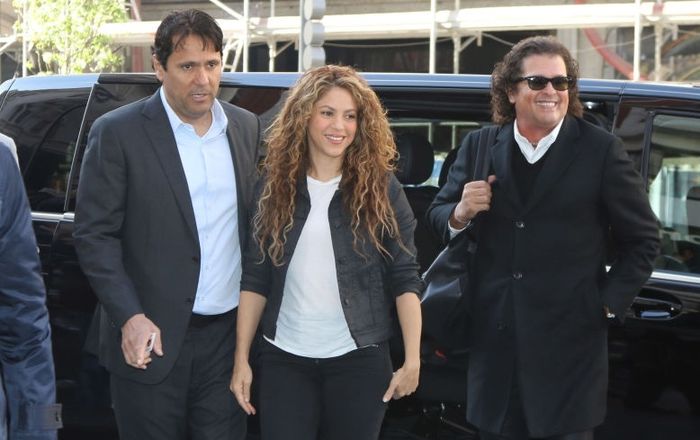 Đối mặt với nghi án đạo nhái, Shakira vẫn tươi cười rạng rỡ khi xuất hiện tại tòa án