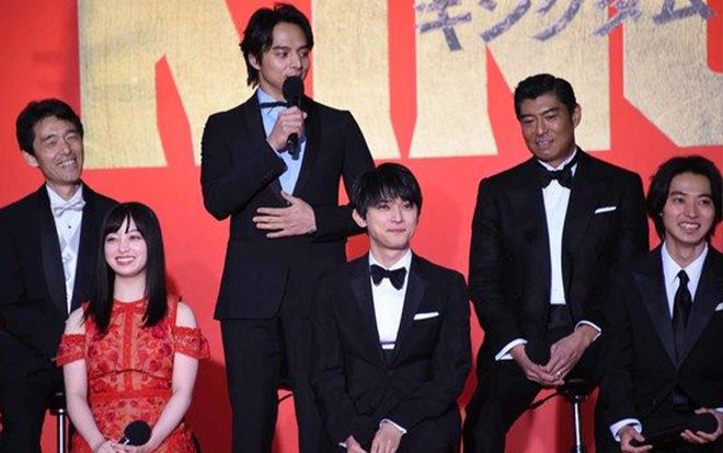 Mitsushima Shinosuke khen dàn cast của 'KINGDOM' toàn người đẹp, bao gồm cả mình