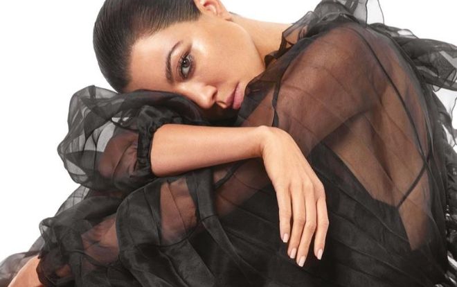 Chị cả 39 tuổi, 3 con của Kim khoe body cực phẩm cùng làn da nâu gợi cảm trên bìa tạp chí