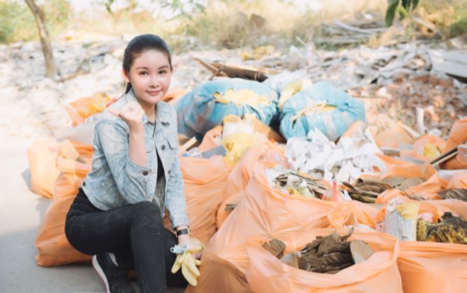 Mặc kệ tia UV vượt ngưỡng đe dọa làn da, Lê Âu Ngân Anh vẫn miệt mài dọn rác cùng hội chị em hoa hậu