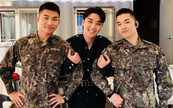Mặc cho Seungri 'khốn khổ', Taeyang và Daesung vẫn bận rộn với lịch trình ca hát trong quân đội: VIP phải làm sao?