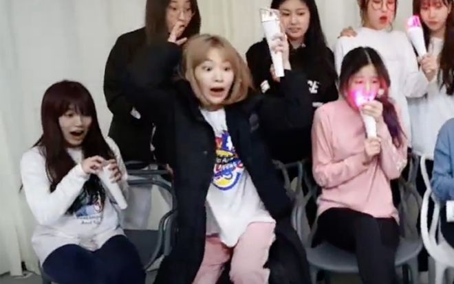 'Dở khóc dở cười' sự cố từ thành viên IZ*ONE: Đang livestream làm hỏng luôn lightstick