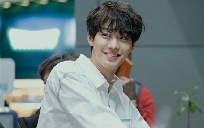 Ahn Hyo Seop 'đánh cắp trái tim' chị em vì quá đẹp trai trong drama 'Abyss' đóng cùng Park Bo Young