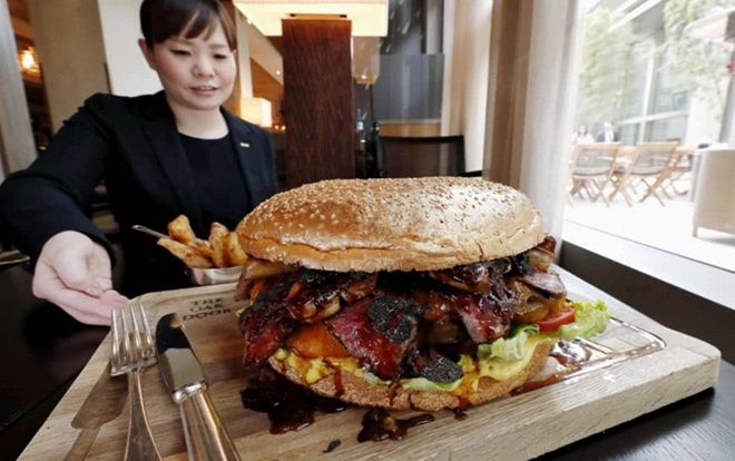 Hamburger mừng tân Nhật hoàng giá 21 triệu đồng/cái