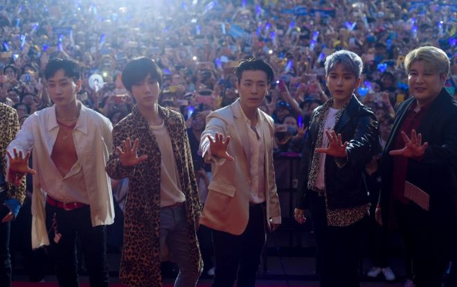 Thảm đỏ V HEARTBEAT LIVE: Suju chứng tỏ đẳng cấp ông hoàng Hallyu, Chungha đẹp đến mê mẩn