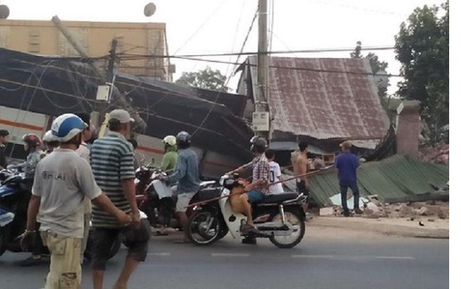 Xe tải chở rau tông sập hàng loạt nhà dân, hai người thiệt mạng ở Đồng Nai