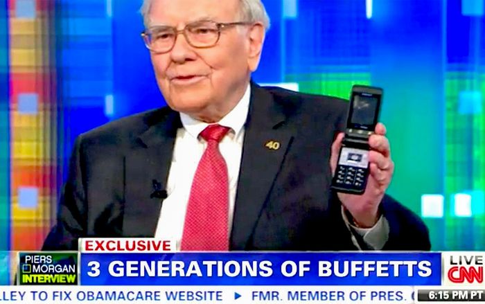 Nắm trong tay 45 tỷ USD cổ phiếu Apple nhưng tỷ phú Warren Buffett lại dùng chiếc điện thoại này của Samsung