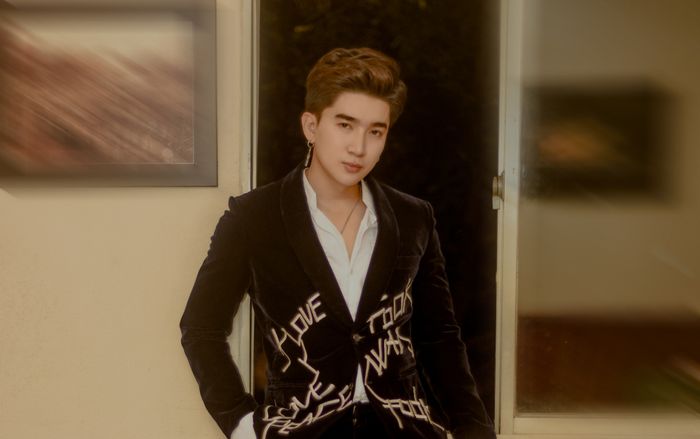 Hiếm thấy sao nam nào chịu chơi như Chi Dân, thay 3 bộ đồ trên sân khấu