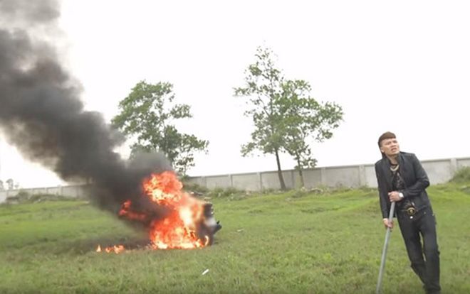 Vì sao Khá Bảnh đập xe máy đổi xe điện trong video gây tranh cãi trên YouTube?