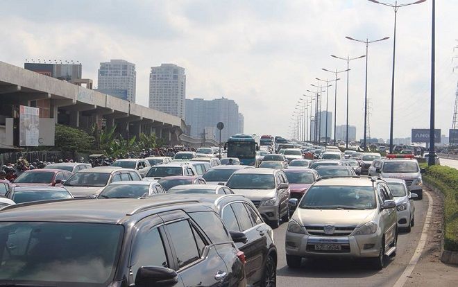 4 ô tô tông nhau dính chùm trên cầu Sài Gòn, giao thông tê liệt nhiều giờ