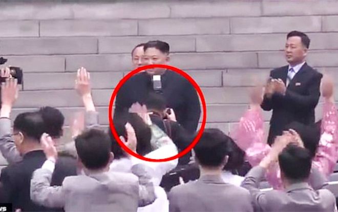 Vì hành động này nhiếp ảnh gia chụp ảnh cho lãnh đạo Kim Jong-un đã bị sa thải