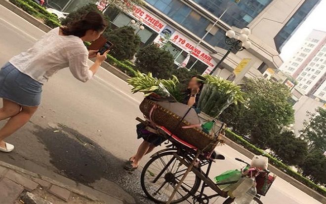 Hai cô gái vô tư 'sống ảo' bên gánh hàng rong nhưng không mua hàng gây tranh cãi dữ dội